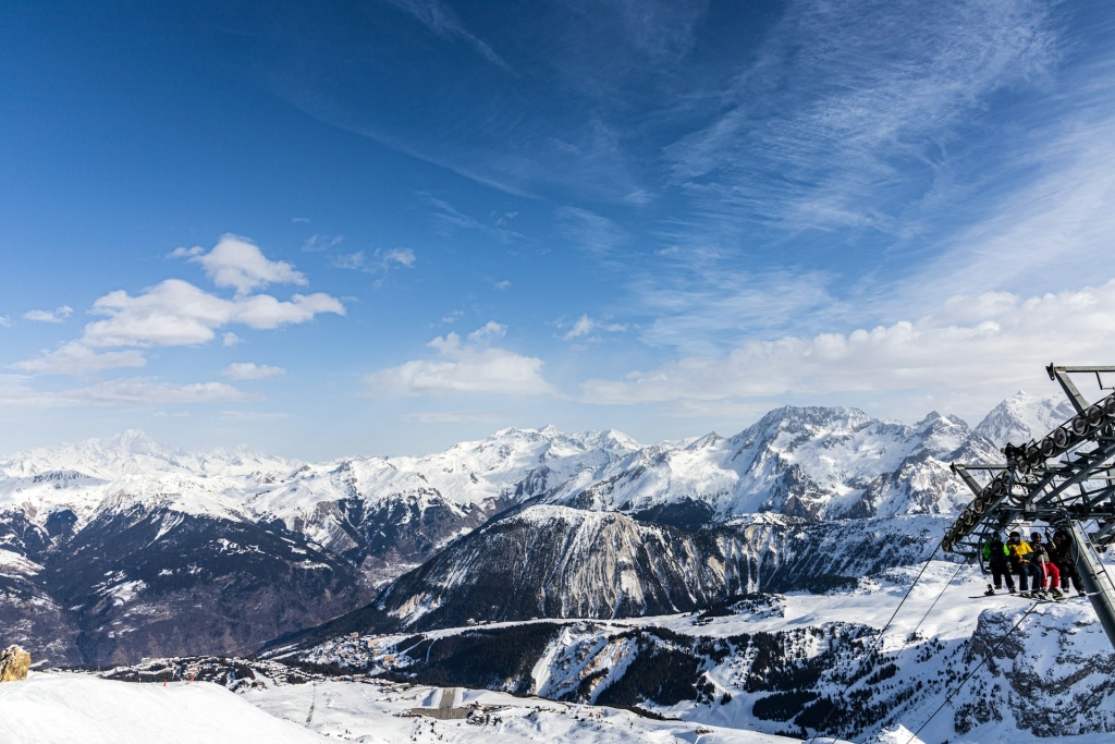 3 долины франция dominik-luckmann-RV9nH8_Et5U-unsplash.jpg