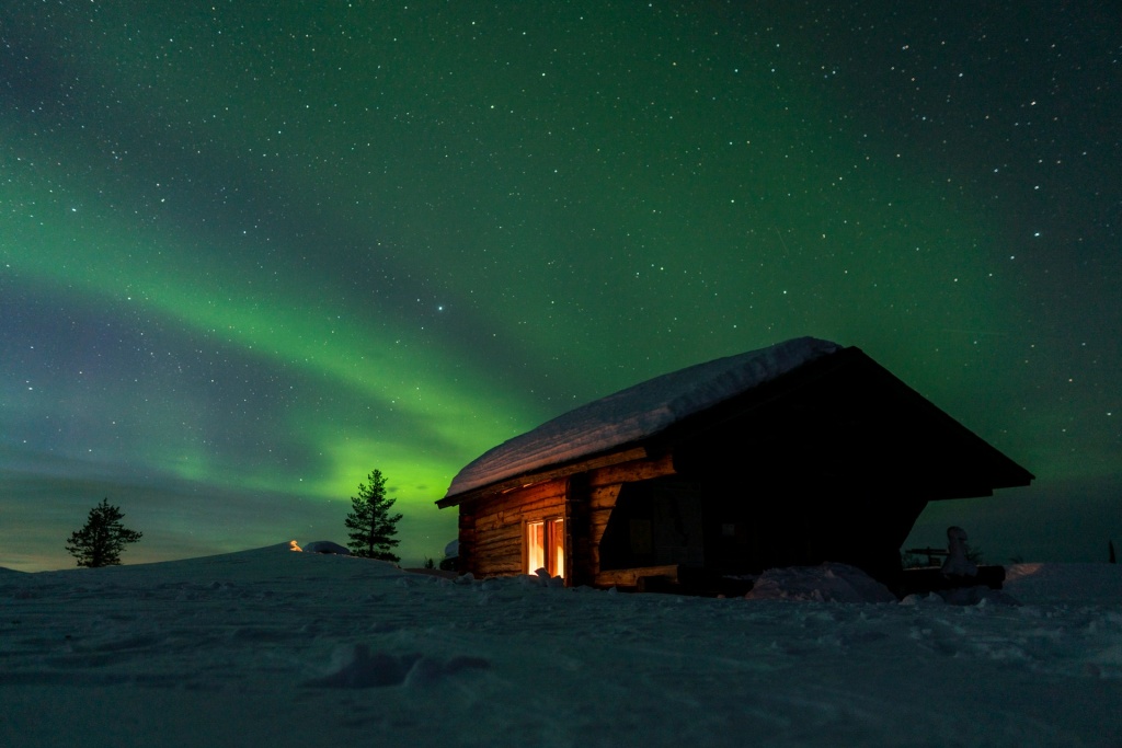 северное сияние Финляндия hendrik-morkel-InET0AwCX48-unsplash.jpg