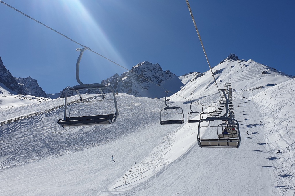 mountains-4895894_1920.jpg